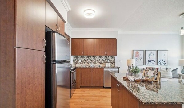 Refrigerador, microondas, horno, placa de cocina