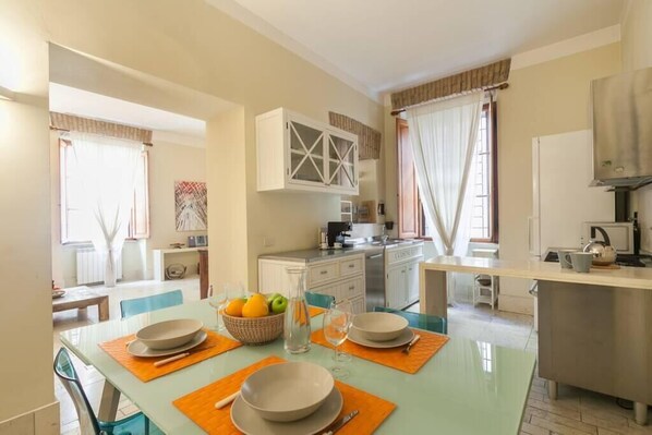 Mikrowelle, Ofen, Herdplatte, Geschirrspüler