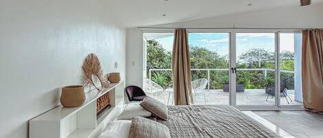 3 bedrooms, desk, WiFi, bed sheets