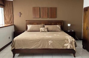 6 quartos, escrivaninha, Wi-Fi de cortesia, roupa de cama