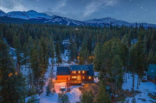 Mtn & Lake Views, Hot Tub, Dog Friendly, Chef's Kitchen, 5 min to Main St Breck