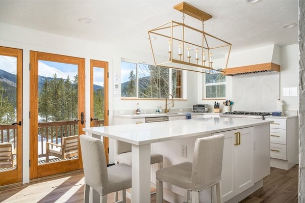 Fridge, microwave, oven, stovetop - Mtn & Lake Views, Hot Tub, Dog Friendly, Chef's Kitchen, 5 min to Main St Breck (Breckenridge)