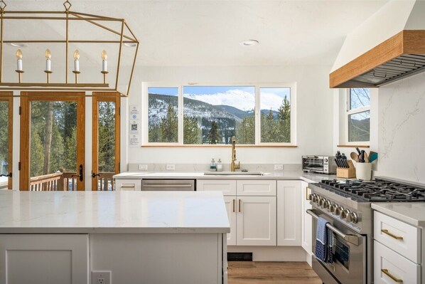 Fridge, microwave, oven, stovetop - Mtn & Lake Views, Hot Tub, Dog Friendly, Chef's Kitchen, 5 min to Main St Breck (Breckenridge)