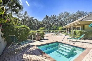 Una piscina al aire libre, una piscina climatizada