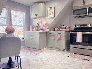 Private kitchen - Pink Paradise! Cozy Getaway near SU! (Syracuse)