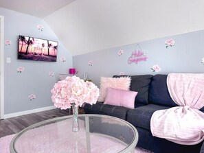 Living area - Pink Paradise! Cozy Getaway near SU! (Syracuse)