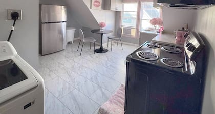 Pink Paradise! Cozy Getaway near SU!