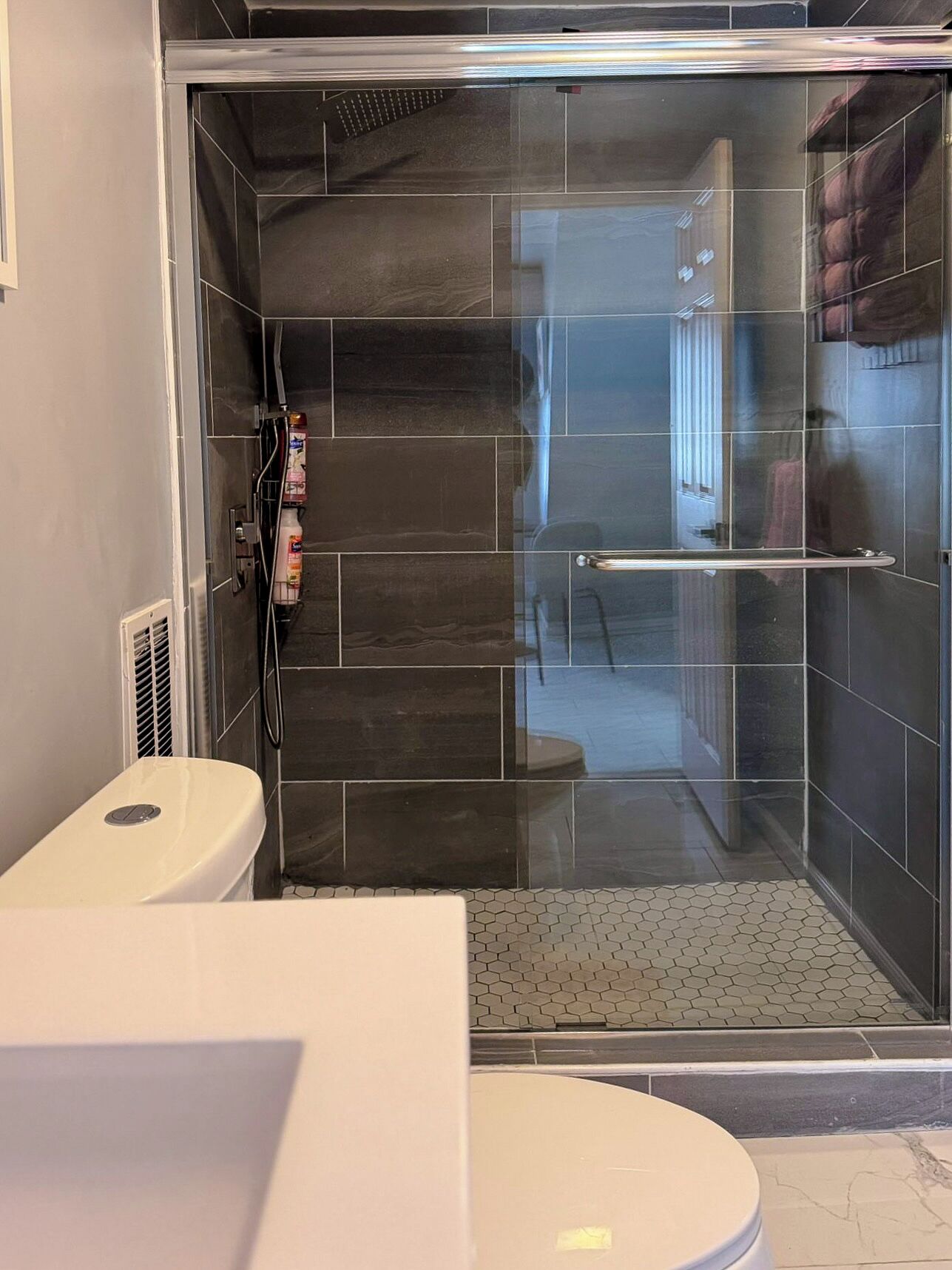 Douche, serviettes fournies, savon, papier toilette