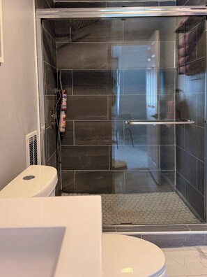 Douche, serviettes fournies, savon, papier de toilette