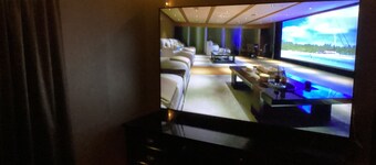 Colwins #3 Family/Group w/Movie Room Sleeps 8