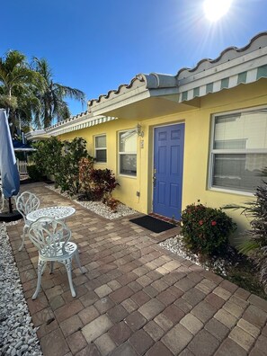 Outdoor dining - Bahama Beach Club Pompano Unit #5 - Grand Bahama (Pompano Beach)