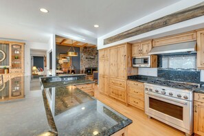 Geladeira, micro-ondas, cooktop, lava-louças