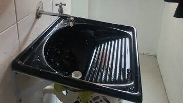 Sèche-cheveux, serviettes fournies, papier toilette