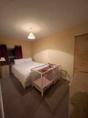 4 bedrooms, iron/ironing board, WiFi, bed sheets