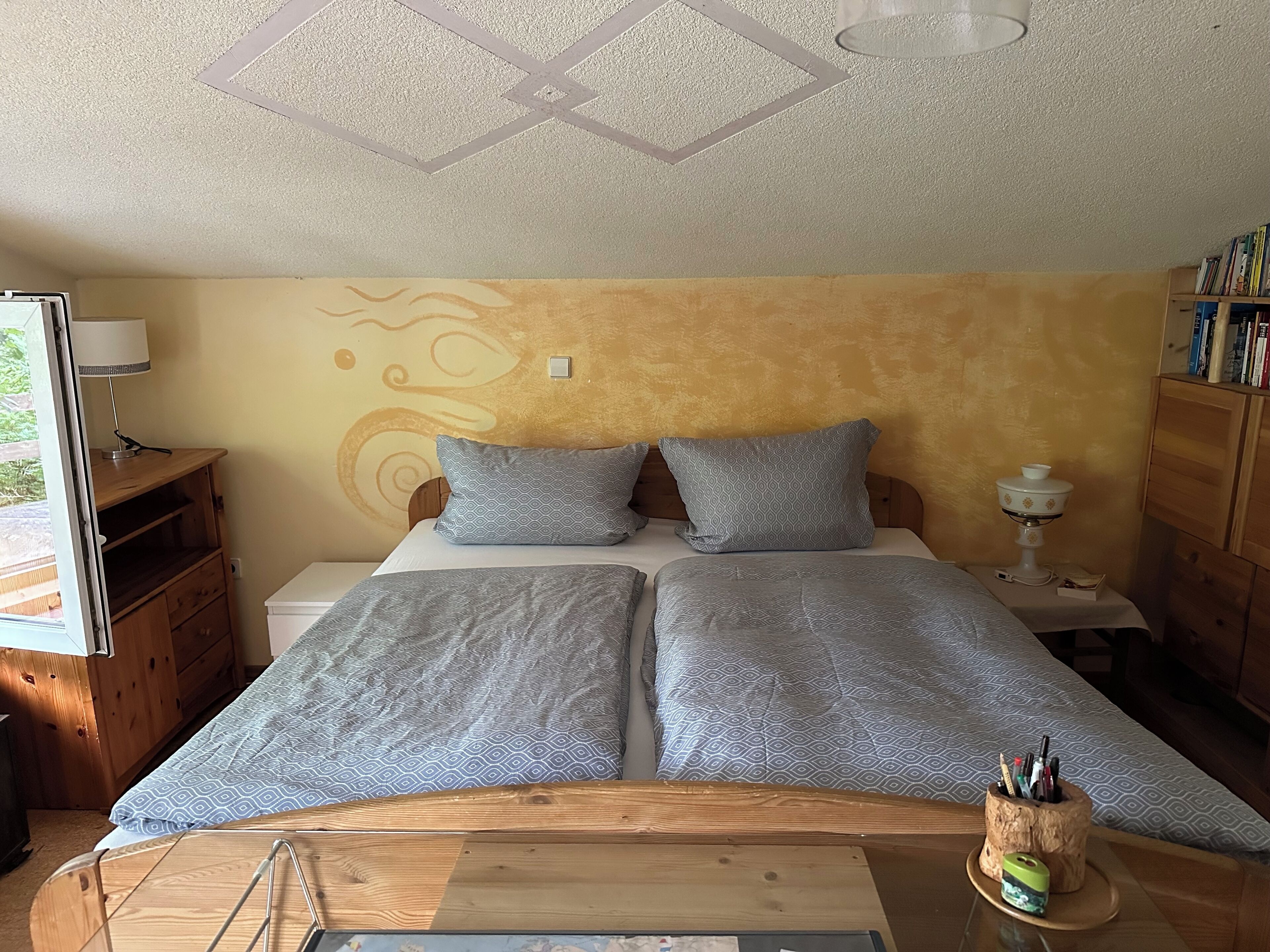 1 Schlafzimmer, Schreibtisch, Bettwäsche