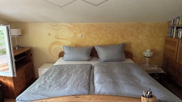 1 Schlafzimmer, Schreibtisch, Bettwäsche