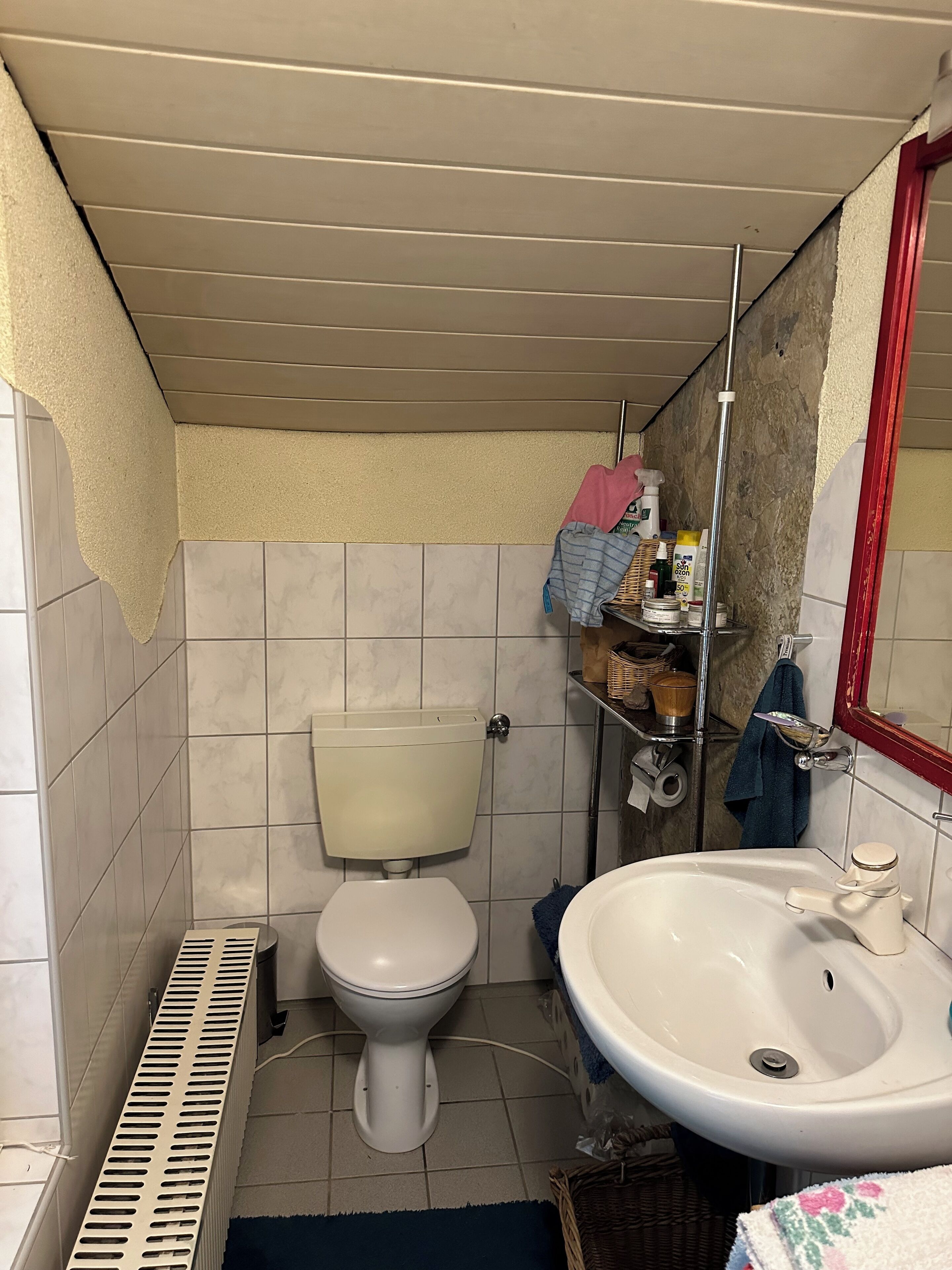 Een douche, handdoeken, zeep, toiletpapier