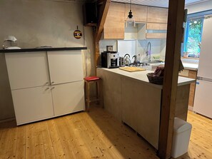 Een koelkast, een oven, een kookplaat, een vaatwasser