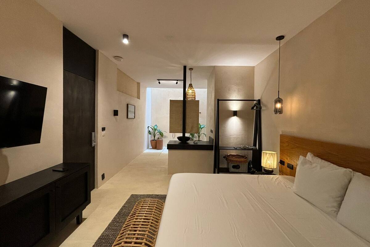 Suite junior | Ropa de cama de alta calidad, edredones de plumas, caja fuerte