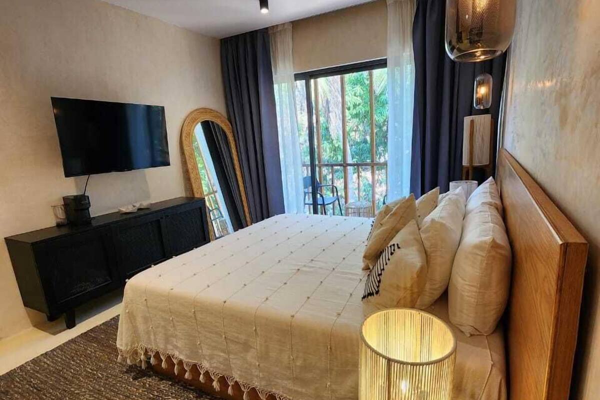 Suite, vistas al jardín | Ropa de cama de alta calidad, edredones de plumas, caja fuerte
