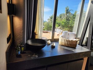 Room, 1 Queen Bed, Corner | Bathroom | Shower, towels, soap, shampoo