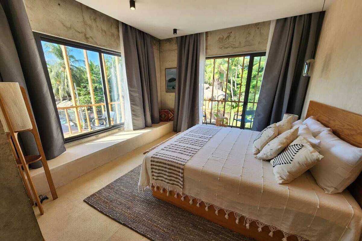 Suite, 1 cama de matrimonio grande, en esquina | Ropa de cama de alta calidad, edredones de plumas, caja fuerte