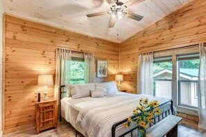 3 bedrooms, WiFi, bed sheets - Charming 3BR Cabin w/ Hot Tub + Fire Pit Near WCU (Cullowhee)