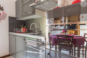Frigorifero, microonde, forno, piano cottura