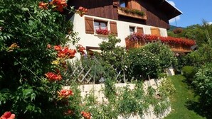 A traditional chalet with a sloped roof, wooden shutters, and flower boxes on the balcony. - PLEIN SOLEIL - BRIDES LES BAINS (BRIDES LES BAINS)
