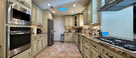 Four Ă micro-ondes, un four, surface de cuisson, lave-vaisselle