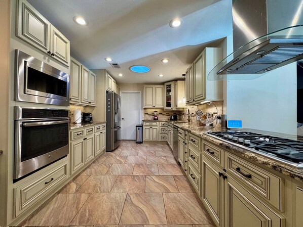 Mikrobølgeovn, ovn, kogeplade, opvaskemaskine