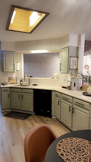 Microwave, oven, stovetop, dishwasher - Quintessential New Mexico Charm (Albuquerque)