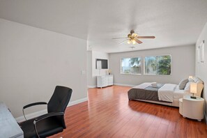 4 bedrooms, desk, iron/ironing board, free WiFi - Spacious Family & Group Retreat Near the Strip! (Las Vegas)