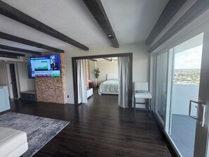 1 室のベッドルーム、セーフティボックス (室内)、デスク、アイロン / アイロン台