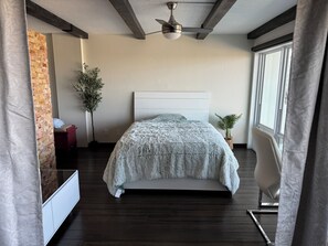 1 slaapkamer, een kluis op de kamer, een bureau