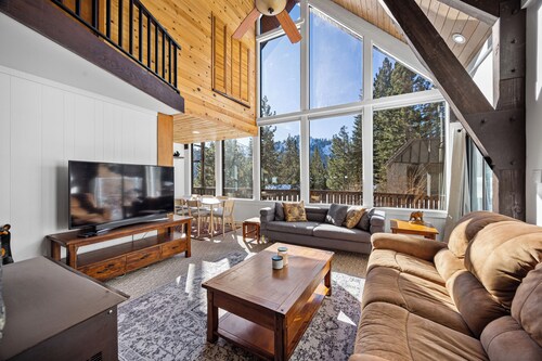 Charmed on Sandy Way - Dog Friendly in Olympic Valley with Mountain Views, on the Shuttle Route