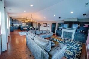 TV - Scenic Riverview Escape - 4BR/3BA - Mountain Views - Near Chelan (Pateros)