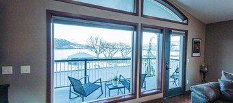 4 Bed, 3 Bath Riverfront Guesthouse, Mountain & River Views! Near Chelan
