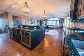 Een koelkast, een vaatwasser