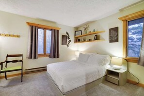 3 habitaciones, escritorio y tabla de planchar con plancha