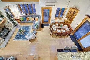 Fernseher, Kamin, Videospiele, DVD-Player