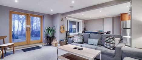 Una televisión, una chimenea, videojuegos, un reproductor de DVD