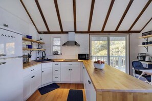 Kühlschrank, Mikrowelle, Herdplatte, Wasserkocher mit Kaffee-/Teezubehör