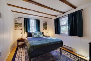 3 bedrooms, iron/ironing board, travel cot, WiFi - Pocono Chalet Escape | 5 min to Lake | Fire Pit (ALBRIGHTSVLLE)