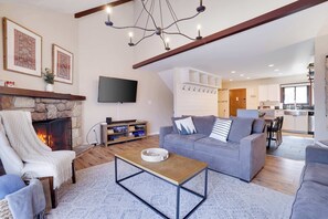 Una televisión, una chimenea