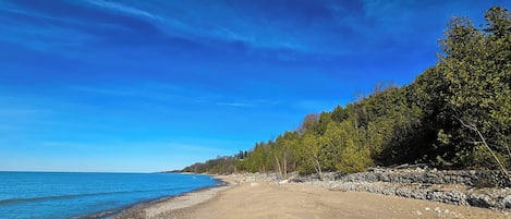 Una spiaggia nelle vicinanze