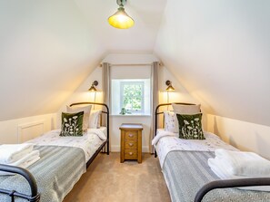 Twin bedroom | West Lodge, Blairgowrie - 2 bedroom accommodation in Blairgowrie (Blairgowrie)