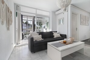 TV - Apartment 'La Carihuela' with Shared Pool, Wi-Fi and Air Conditioning (Torremolinos)