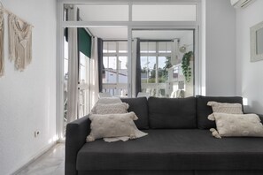 TV - Apartment 'La Carihuela' with Shared Pool, Wi-Fi and Air Conditioning (Torremolinos)