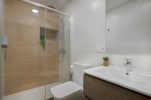 Shower, hair dryer, towels - Apartment 'La Mejor Ubicacion Con Parking' with Balcony, Wi-Fi and Air Conditioning (Málaga)